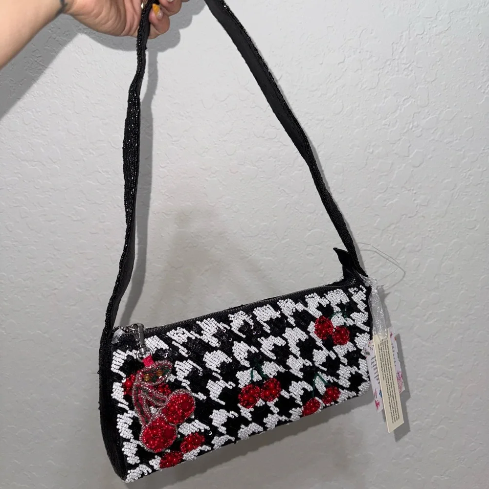 Elegant Black and White Patterned Shoulder Bag with Red Details - Picture 1 of 3